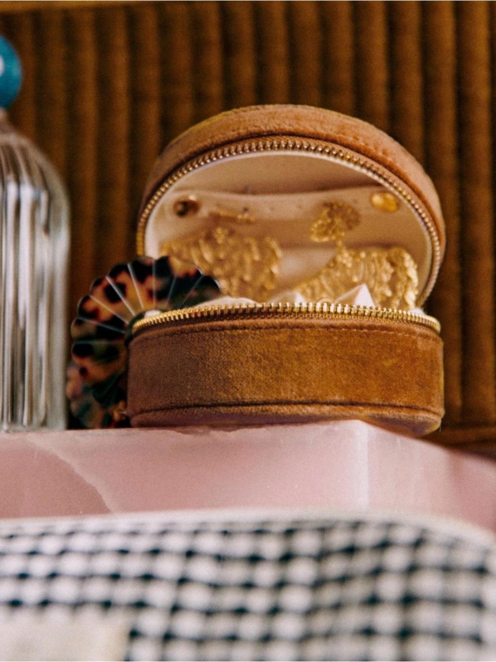 Sézane Round Velvet Jewelry Case in Caramel - Picture 3 of 8